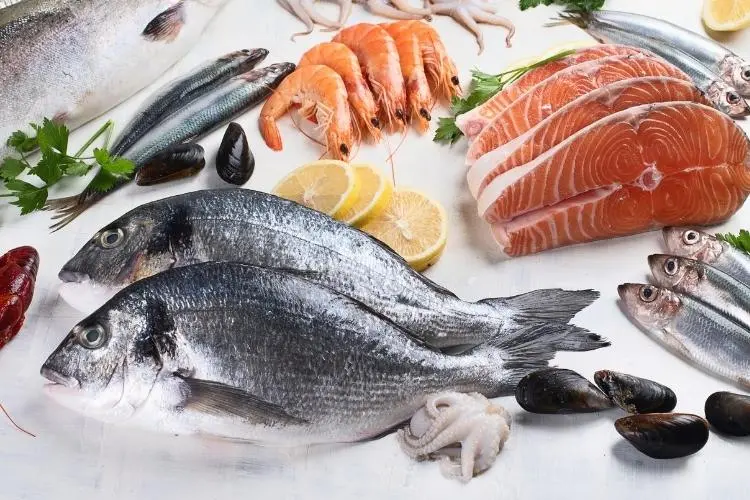 Infográfico com checklist de cuidados na compra de alimentos in natura, carnes e pescados