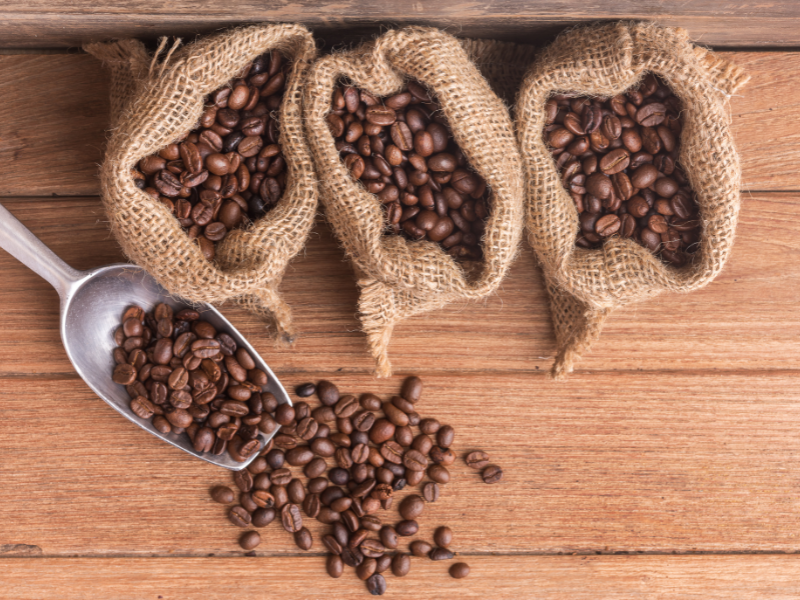 Análise clínica e esportiva sobre os efeitos da cafeína no organismo humano.